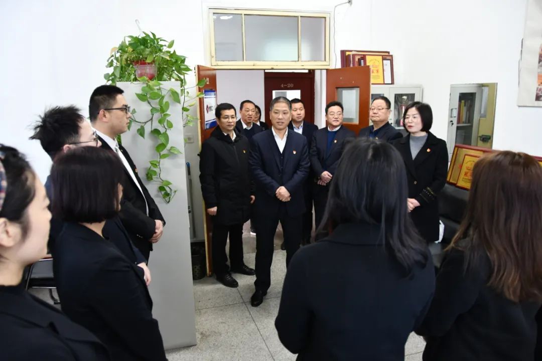 咬定目標(biāo)不放松 收假收心啟新程——龍鋼集團(tuán)領(lǐng)導(dǎo)班子慰問機(jī)關(guān)職工