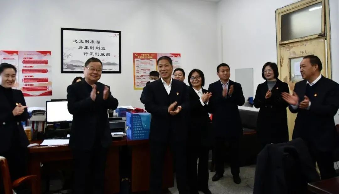 咬定目標(biāo)不放松 收假收心啟新程——龍鋼集團(tuán)領(lǐng)導(dǎo)班子慰問機(jī)關(guān)職工