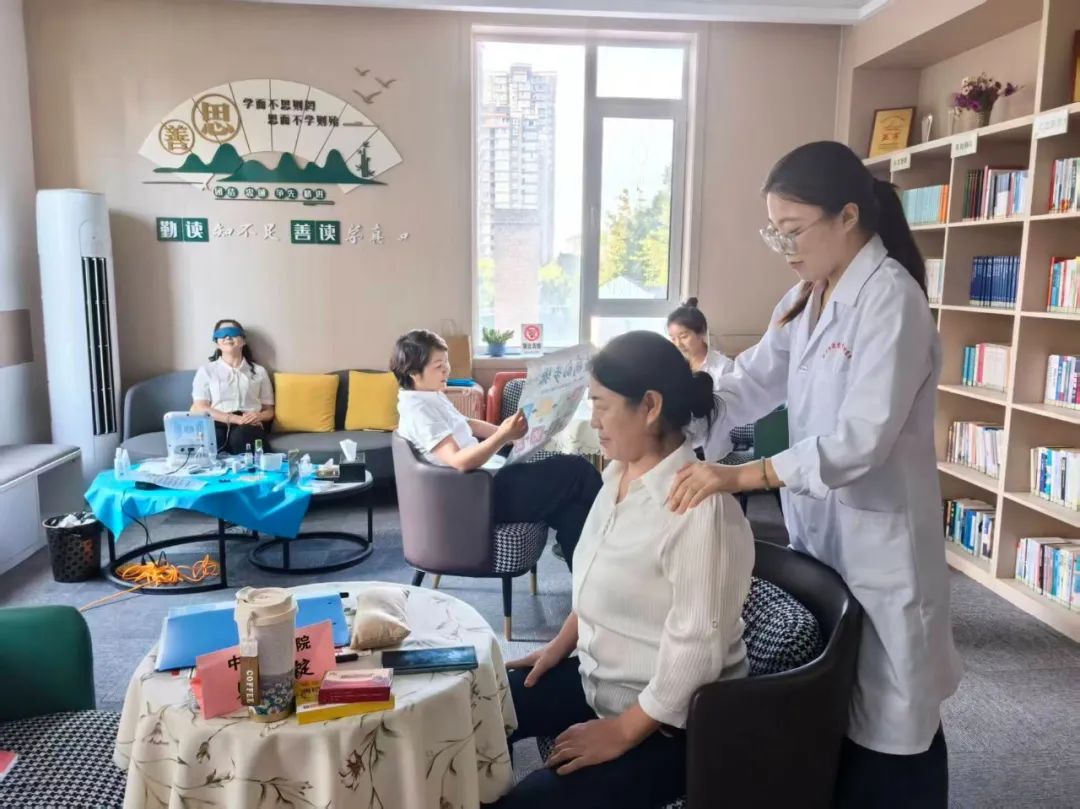 中醫(yī)健康服務(wù)進企業(yè),職工樂享“健康關(guān)懷周” 中醫(yī)健康服務(wù)進企業(yè),職工樂享“健康關(guān)懷周”