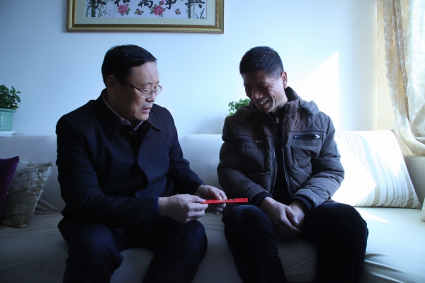 李永剛受華煒委托看望慰問困難職工