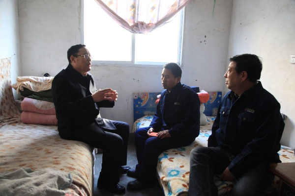 李永剛受華煒委托看望慰問困難職工