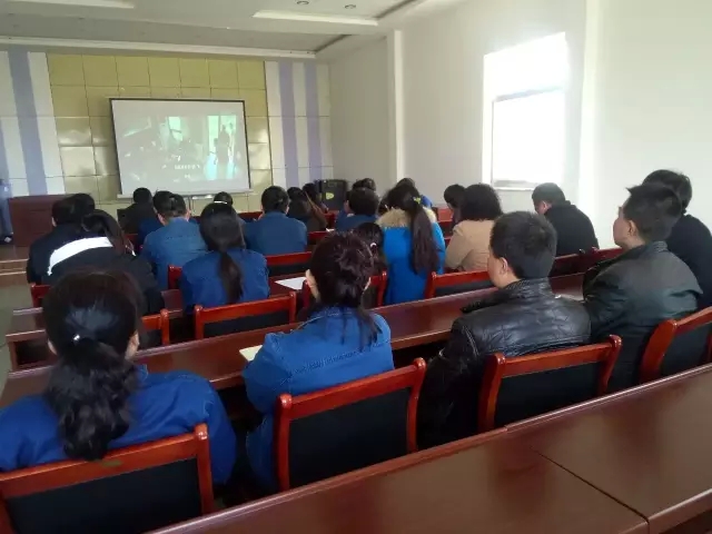 龍鋼集團(tuán)組織黨員觀看廉潔教育電影