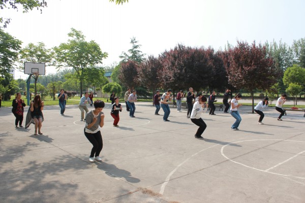 寶軋公司開展工間操活動 寶軋公司開展工間操活動