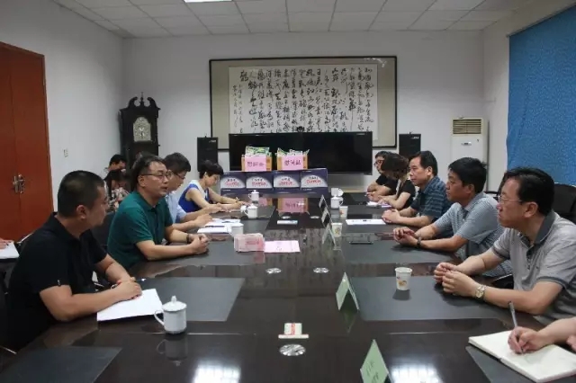 陳敏鋒到寶軋公司“送清涼” 陳敏鋒到寶軋公司“送清涼”