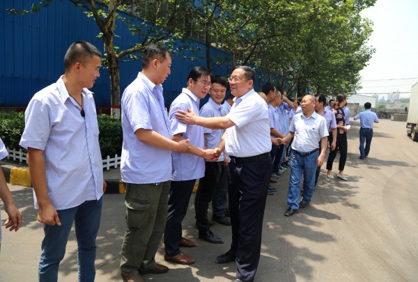 龍鋼集團(tuán)黨政工領(lǐng)導(dǎo)到韓城片區(qū)慰問“送清涼” 龍鋼集團(tuán)黨政工領(lǐng)導(dǎo)到韓城片區(qū)慰問“送清涼”