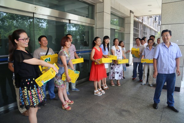 龍鋼集團(tuán)黨政工領(lǐng)導(dǎo)到韓城片區(qū)慰問“送清涼” 龍鋼集團(tuán)黨政工領(lǐng)導(dǎo)到韓城片區(qū)慰問“送清涼”