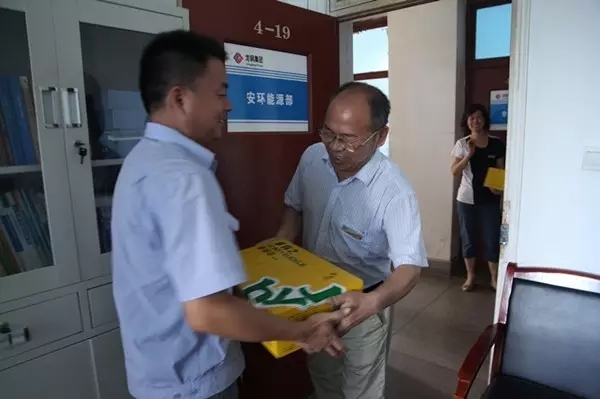 龍鋼集團公司領導為廣大職工“送清涼”