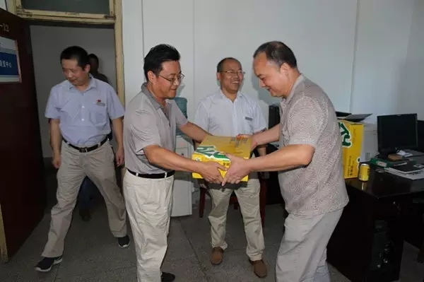 龍鋼集團公司領導為廣大職工“送清涼”