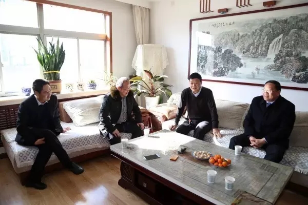 龍鋼集團(tuán)公司黨政領(lǐng)導(dǎo)節(jié)前看望慰問韓城片區(qū)離退休老干部 龍鋼集團(tuán)公司黨政領(lǐng)導(dǎo)節(jié)前看望慰問韓城片區(qū)離退休老干部