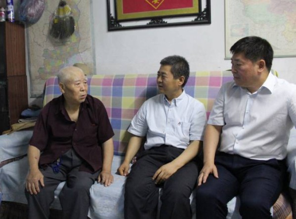 胡保存到西鋼公司、紅光物流公司慰問(wèn)看望困難老黨員