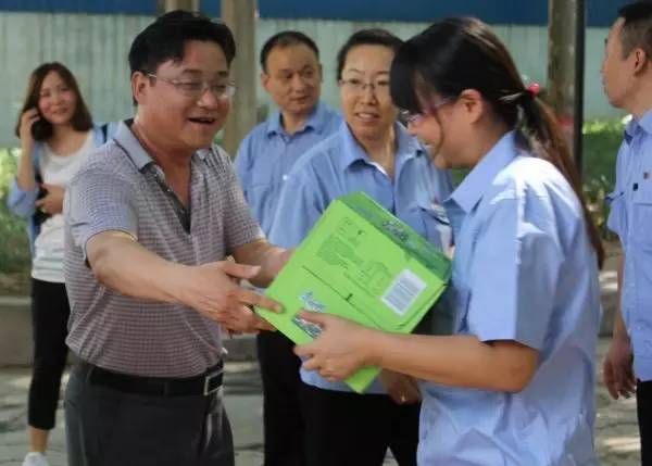 董銀師、史明奇、陳輝一行到基層單位慰問送清涼