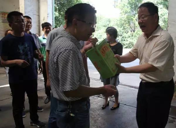 董銀師、史明奇、陳輝一行到基層單位慰問送清涼