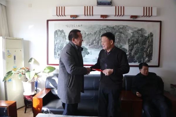 唐鑫一行看望集團(tuán)公司離退休老干部及遺屬 唐鑫一行看望集團(tuán)公司離退休老干部及遺屬