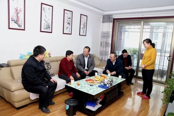 唐鑫一行看望集團(tuán)公司離退休老干部及遺屬 唐鑫一行看望集團(tuán)公司離退休老干部及遺屬