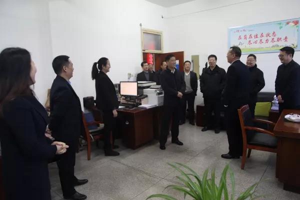 龍鋼集團公司領(lǐng)導(dǎo)深入各單位檢查人員到崗情況