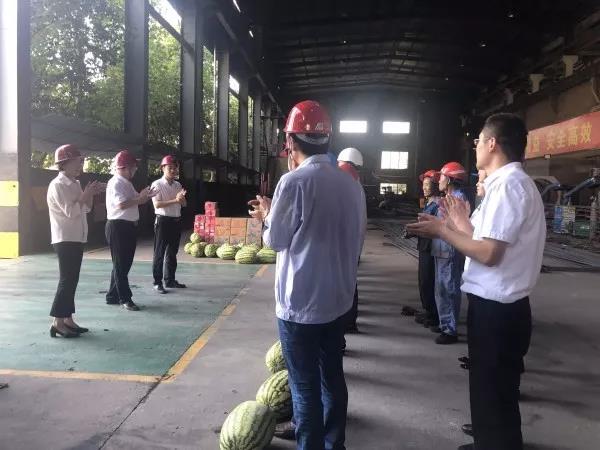 龍鋼集團領導到鋼加公司生產車間慰問送清涼