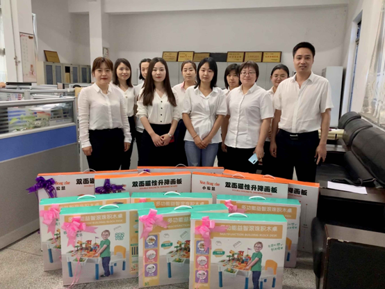 龍鋼集團為職工子女發放“六一”禮物,祝愿孩子們兒童節快樂 龍鋼集團為職工子女發放“六一”禮物,祝愿孩子們兒童節快樂