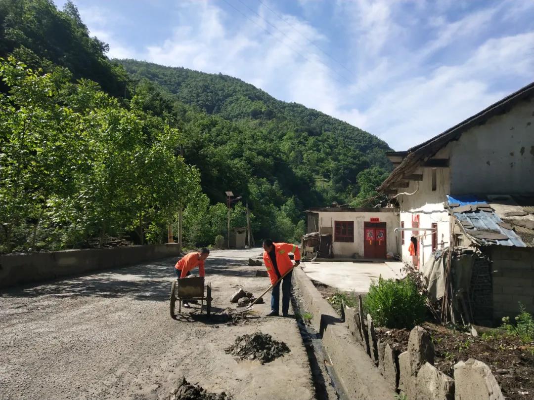 上下一心齊發力、譜綠色礦山之動脈 ——大西溝礦業公司二焙燒車間（道路養護隊）生態 環保重點整治工作紀實