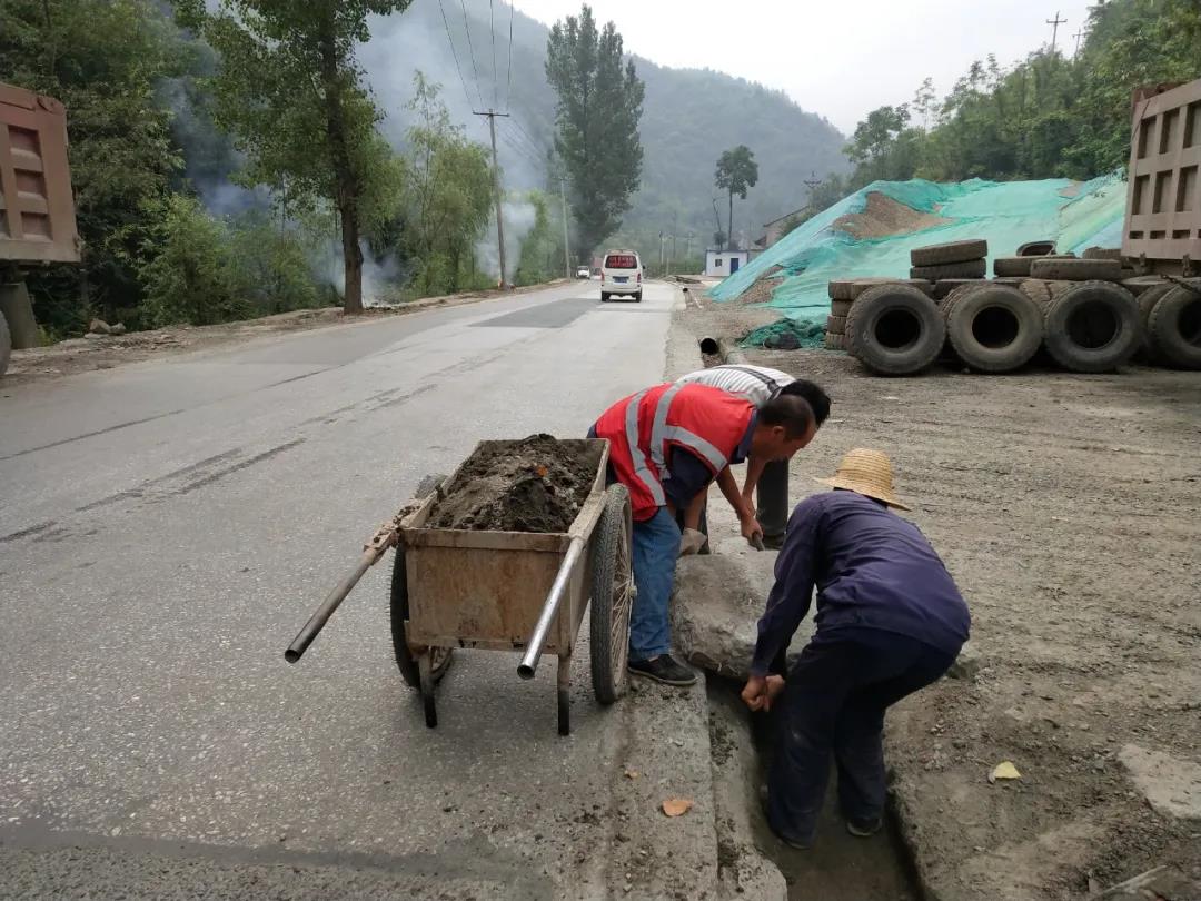 上下一心齊發力、譜綠色礦山之動脈 ——大西溝礦業公司二焙燒車間（道路養護隊）生態 環保重點整治工作紀實